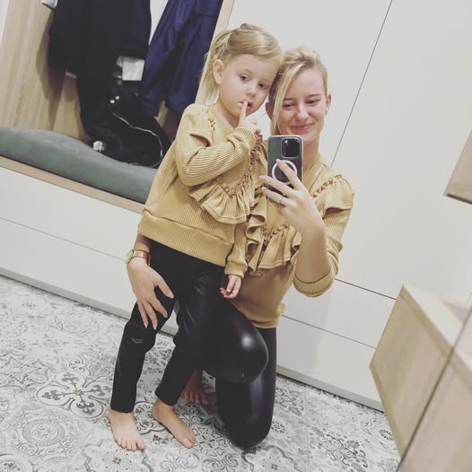 Sweterek karmelowy z falbanką MAMA Zula