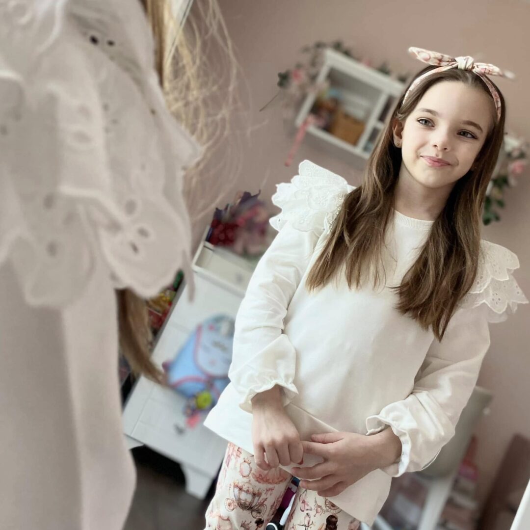 Bluza ecru z koronkową falbanką Zula