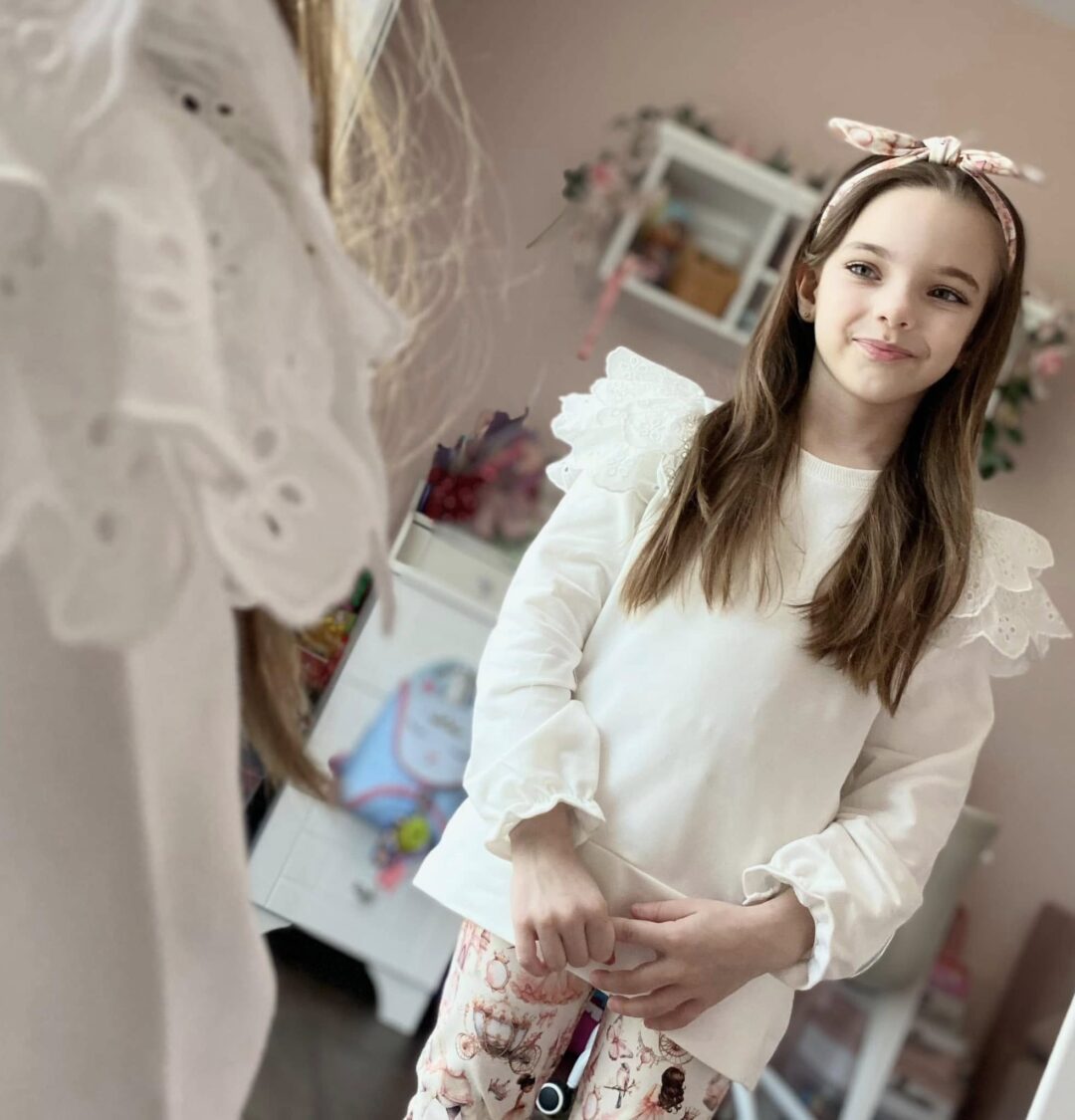 Bluza ecru z koronkową falbanką Zula