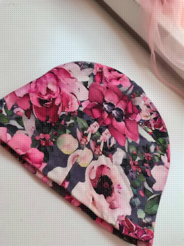 Czapka w ciemne kwiaty