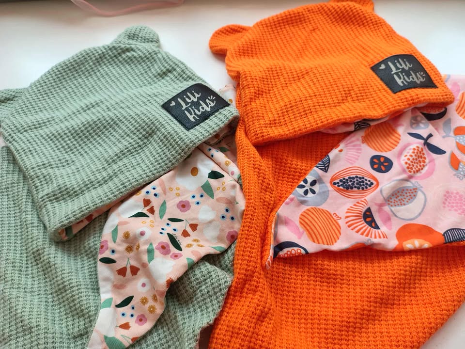 Miętowy komplet czapka i chusta z kolorową podszewką Lili Kids