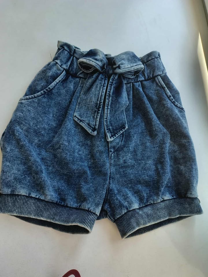 Krótkie spodenki z kokardką jeans mięciutkie Le bebe
