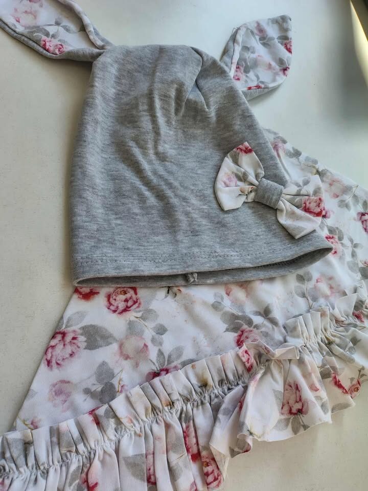 Komplet chusta w kwiaty i czapka z uszkami