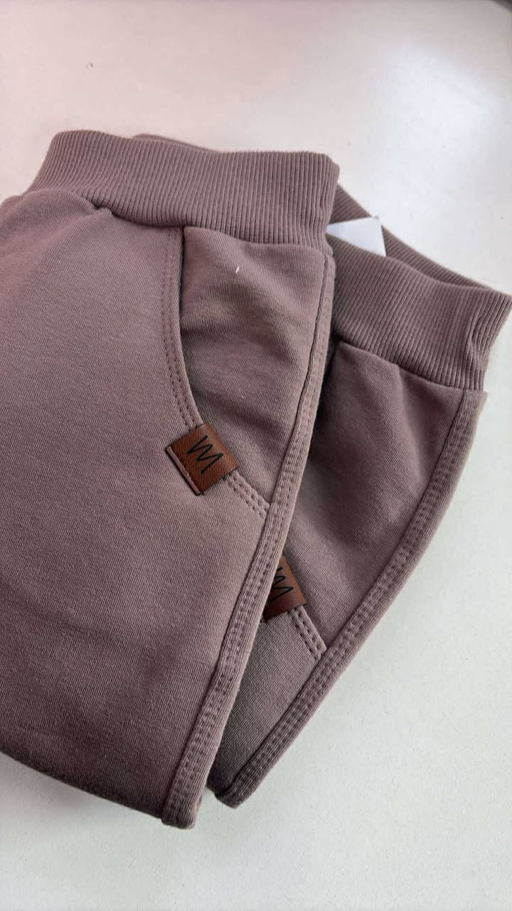 Spodnie dresowe dla szczupłych chłopców Mrofi ziemia - obrazek 2