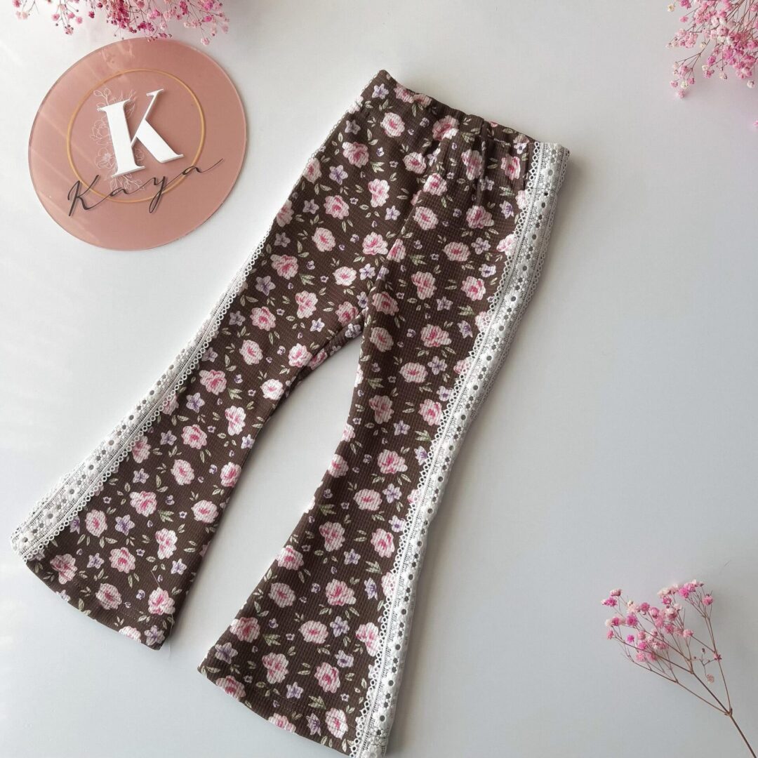 Dzwony dla dziewczynki z koronką w kwiaty na bezowy tle Kaya