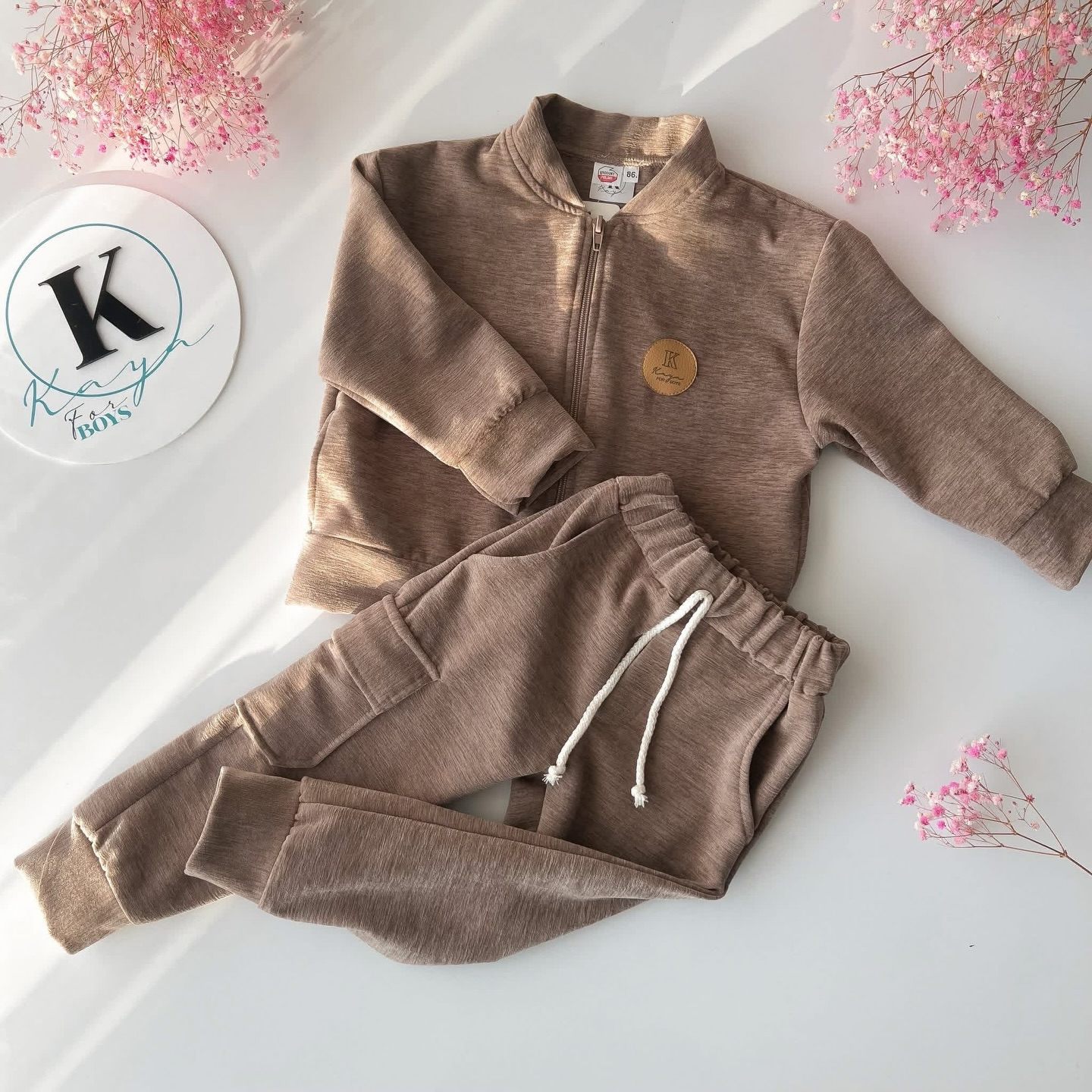 Dres beżowy dla chłopca bluza rozpinana + bojówki - obrazek 2