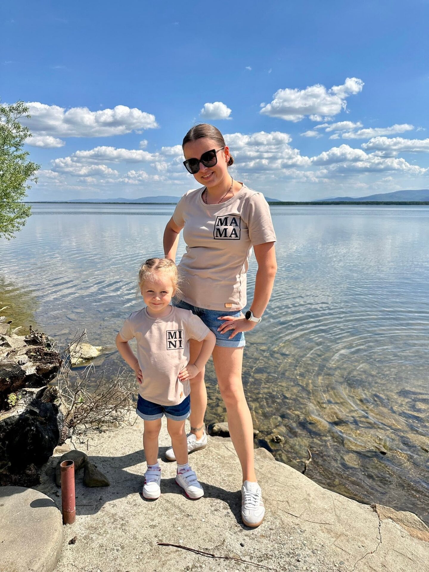 Damski T-shirt z Nadrukiem „MA MA” – Beż