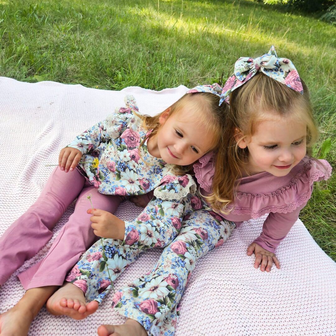 Bluzka dziewczęca w kwiaty z falbanką i koronką  Boho Ogród